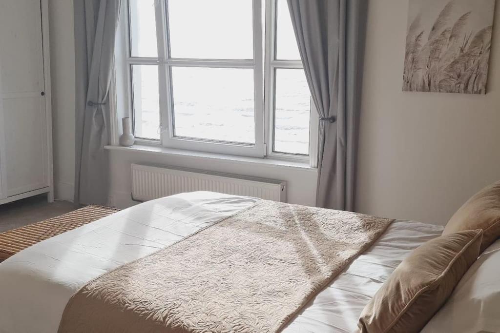 Beach View, 4 Bedroom House Opposite The Sea! Sleeps 10 Sandgate Exterior photo